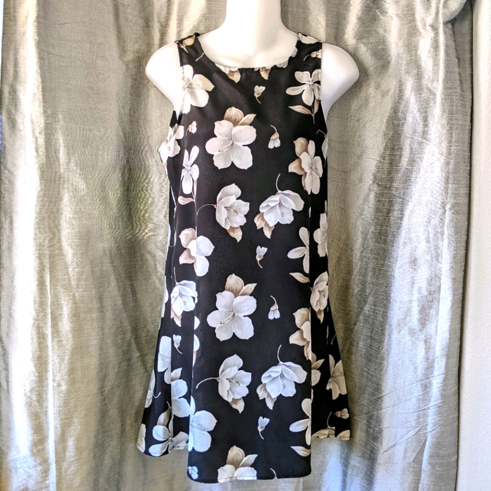 NWOT Renee Lauren Women's Floral Shift Dress